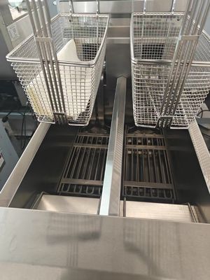 Zwei Töpfe Zwei Körbe 7.5L*2 Kleine Kapazität 14kw Öl sparen Elektrische offene Fritter mit Ölfiltration